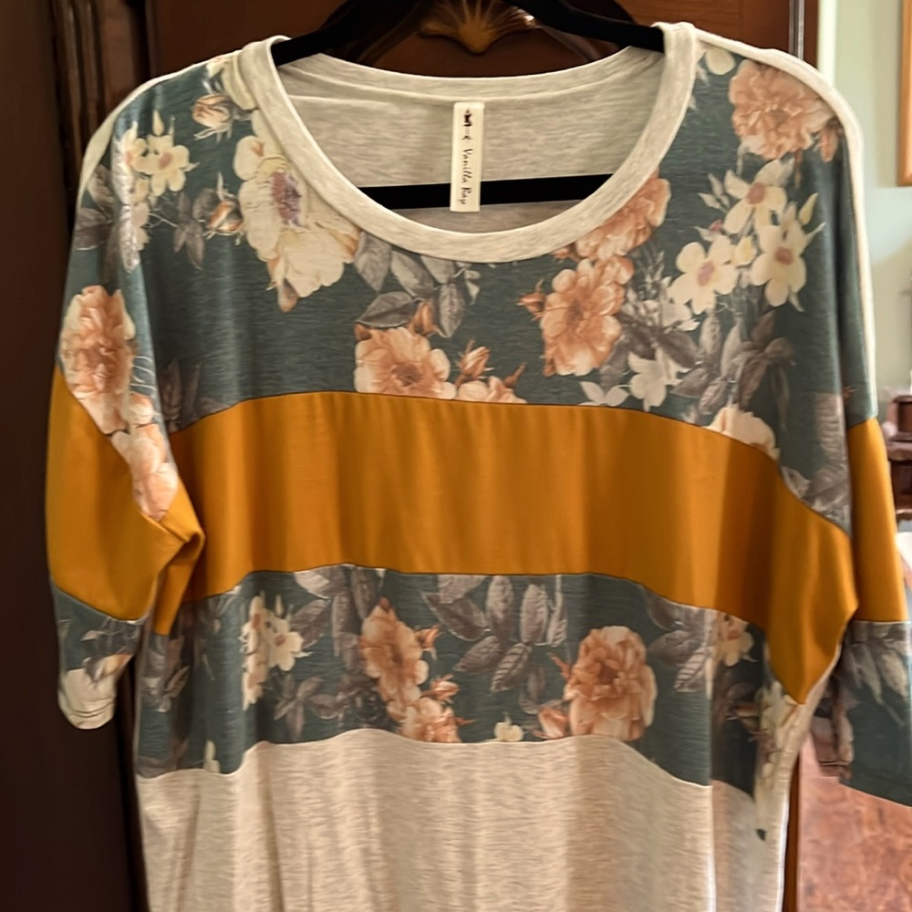 Knit top/banded design